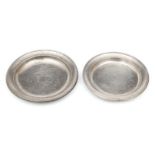 2 frühe Nürnberger Zinn-Platten, um 1830, beide gestempelt mit dem Nürnberger Jungfrauenadler,
