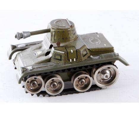 Gama Panzer, Blech/Kunststoff, Uhrwerk intakt, besch., L 13,5, Z 3