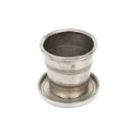 Früher Zinn-Becher mit Untersetzer, Mitte 19. Jh., Höhe 3,2 cm und Durchmesser 3,3 cm, leichte