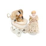 Sehr schöner Kinderwagen, Blech, handlackiert, goldstaffiert, mit Originalverdeck, an einer Seite