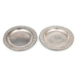 Paar ausgefallene frühe Zinnteller um 1830, mit gewelltem Rand, Durchmesser 7,2 cm