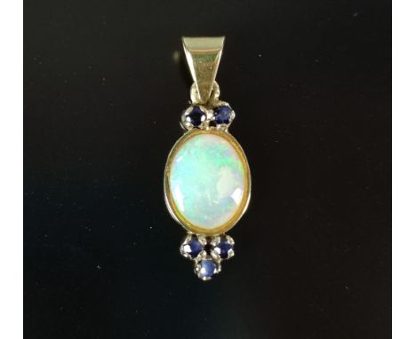 Opal-Anhänger, ovale Opal-Doublette, eingefasst in 585/14K Gelbgold, darum 5 kleine Saphire, Gewicht 1,9g, Länge 2,6cm