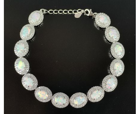 Opal-Armband, Silber 925, aus 14 ovalen Gilson Opalen, jeweils von einer Zirkonia-Entourage umgeben, mit Karabiner-Verschluss