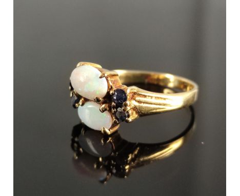 Opal-Ring, mit zwei Opal-Cabochons, darum 4 kleine Saphire, 585/14K Gelbgold, 2,7g, Ringgröße 50