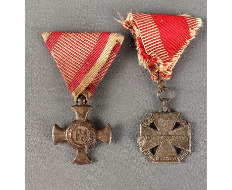 Österreich, K&amp;amp;K Monarchie, 2 Abzeichen, bestehend aus Karl Truppenkreuz, an Band, (rechts beschädigt) und eisernes Ve