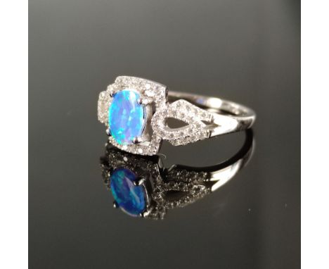 Opal-Ring, Silber 925, Ring-Kopf besetzt mit einem rechteckigen Gilson Opal in blau-grünem Farbenspiel umgeben von Zirkonia-E