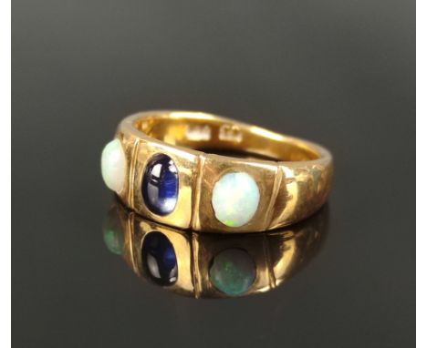 Opal-Saphir-Ring, mittig Saphir-Cabochon (ca.6x4mm), je daneben ein Oval-Cabochon, wohl England, 750/18K Gelbgold, 6g, Ringgr