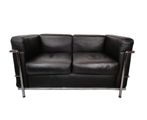 Design-Zweisitzer, Sofa, nach Le Corbusier, Chrom-Gestell, schwarze Lederkissen, 55x130x70cm, in einem sehr gepflegten Zustan