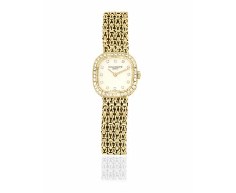 Patek Philippe. A lady's 18K gold and diamond set quartz bracelet watch with sigma mother of pearl dialReference: 4712/1Date: