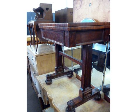 A William IV mahogany card table, with twist and hinge top, opening to reveal felted oval playing surface, with lower stretch