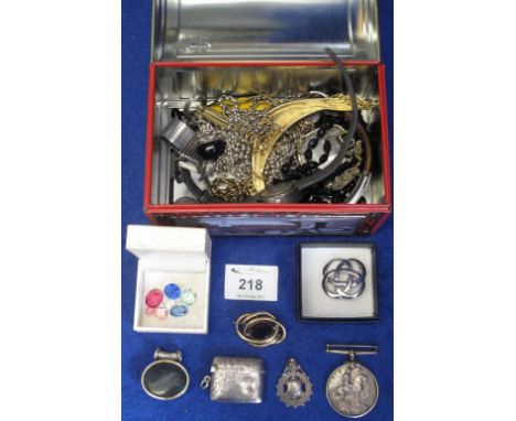 Collection of silver and costume jewellery to include: silver Vesta case, 1914-'18 World War I medal to 40768 Private J. Thom