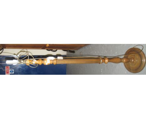 Modern standard lamp on fluted pedestal and circular base.(B.P. 24% incl. VAT)