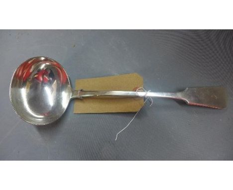An Edwardian silver fiddle pattern ladle, Goldsmiths & Silversmiths Co Ltd, London 1909, approx. 8.9 troy oz, H. 33cm 