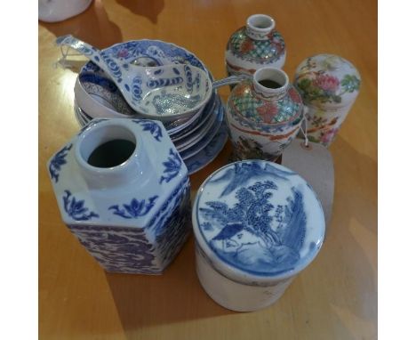 A Chinese blue and white porcelain tea caddie (missing lid), decorated with dragons and phoenixes, bears six character mark t