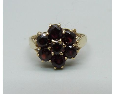 A 9ct gold and garnet cluster ring, 2.9g, N 