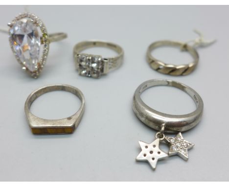 Four silver rings and a white metal ring, (5) 