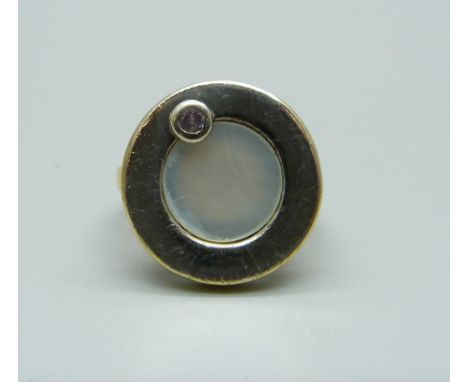 A silver gilt designer ring set with pearl, N 