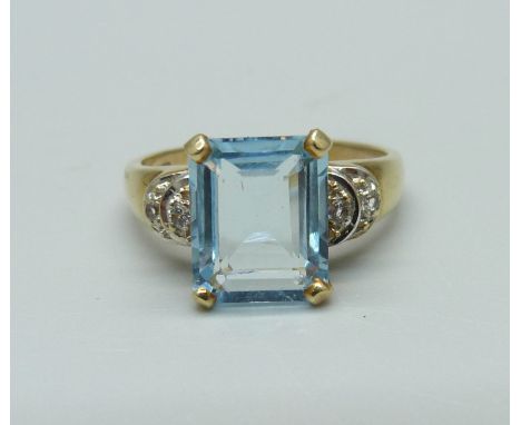 A 9ct gold, large emerald cut aquamarine ring, 4g, S 