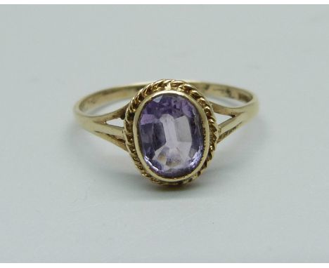 A 9ct gold and amethyst solitaire ring, 1.5g, R 