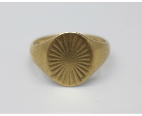 A 9ct gold signet ring, 2.7g, K 