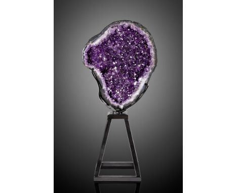 Importante géode d'améthyste violette sur socle  Luminous, Rich Violet Amethyst Geode on StandBrazilThis fine amethyst geode 