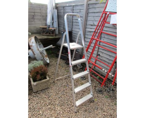 Aluminium step ladder
