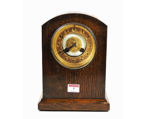 An early 20th century oak cased mantel clock, the gilt chapter ring showing Arabic numerals, eight day movement, height 26cm