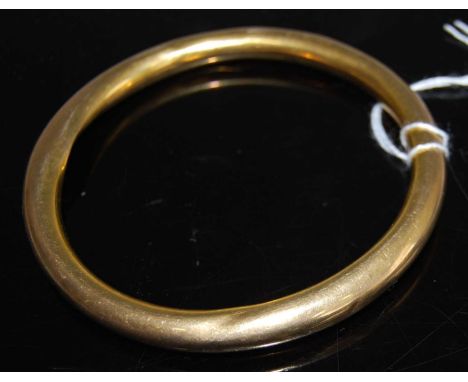 A 9ct gold hollow bangle 14.2g, 88mm (a/f)