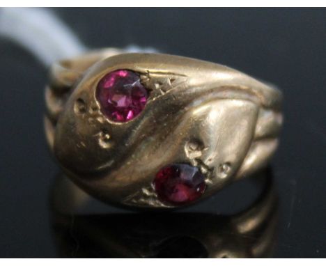 A 9ct gold snake ring, each snake head set with a single round cut garnet (worn), 3.7g, size O/P