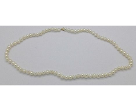 A cultured pearl necklace with 9ct gold fastener