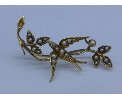 An early 20th Century yellow metal and seed pearl set bird brooch, 3.4g