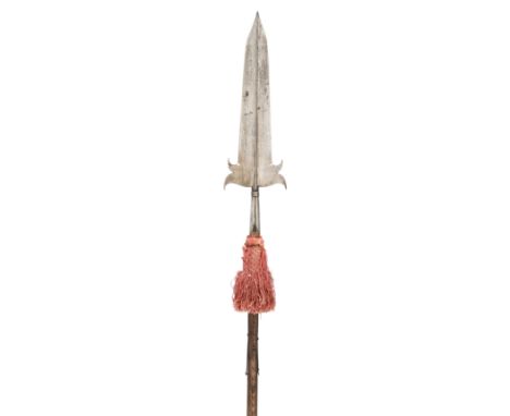 Ⓜ A FRENCH PARTISAN FOR THE ROYAL GUARD OF KING LOUIS XIII (1601, 1614-43)with tapering flat head formed with a medial ridge,