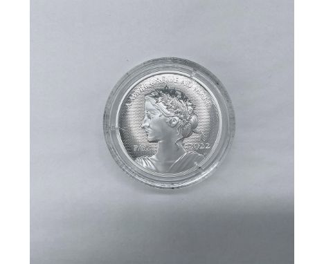 The obverse side depicts the profile of Queen Elizabeth II facing right. The reverse side depicts the allegorical image of pe