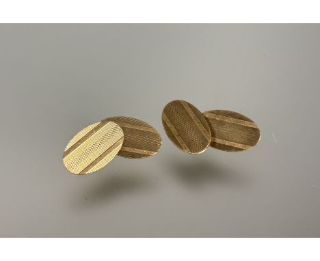 A pair of 9ct gold oval engine turned sleeve links: l. x 2cm 5.15g 