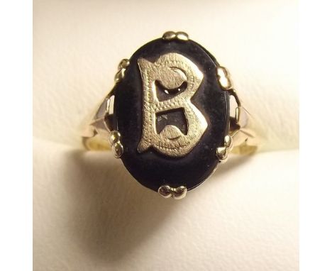 A 9ct gold and black onyx ring with initial 'B' 