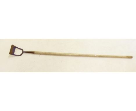 A 1967 Ordnance arrow marked hoe No 910-525H
