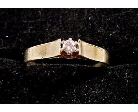 A 9ct gold diamond solitaire ring 
