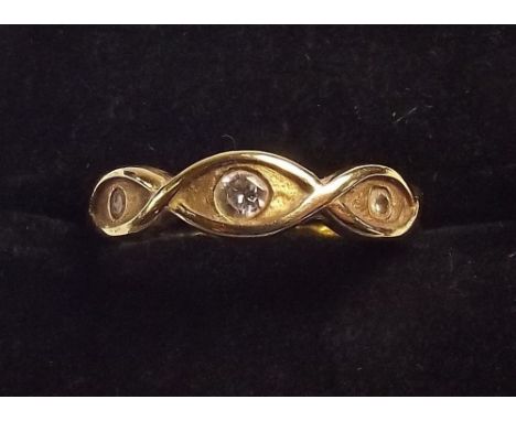 An 18ct gold interwoven ring set three diamonds 4.2