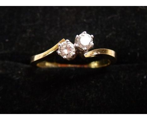 An 18ct gold diamond crossover ring 2g