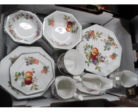 Johnson Brothers - 28 pieces of Johnson Brothers ceramic tableware decorated in the Fresh Fruits pattern
