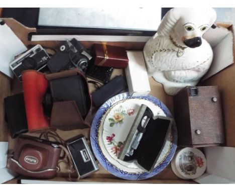 A good mixed lot to include a collection of vintage cameras by Kodak Instamatic, Kingstone, Colonet, Halina, box brownie also