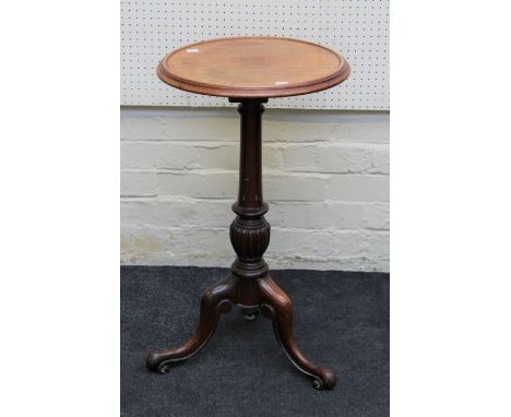 A Victorian mahogany dished top tripod table on downswept legs, 755cm&nbsp;