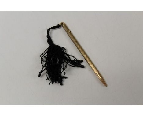 Probably Carrington and Co, an Elizabeth II 9ct gold cased propelling pencil, with engine turned decoration. 9.5cm including 