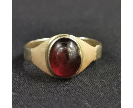 9CT GOLD RUBY RING