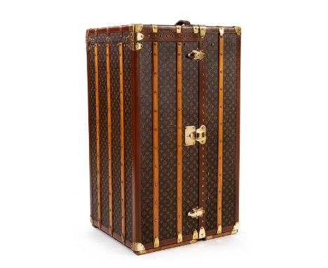 Louis Vuitton ÜberseekofferStehende Höhe: 113 cm. Breite: 66 cm, davon eine Seite 38 cm, die andere 28 cm. Tiefe: 55 cm.Louis