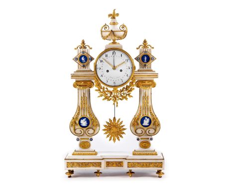 Große Directoire-PortaluhrHöhe: 76 cm.Breite: 45 cm.Tiefe: 13 cm,Zifferblatt bezeichnet „Ridel A. Paris“ (Laurent Ridel, Meis