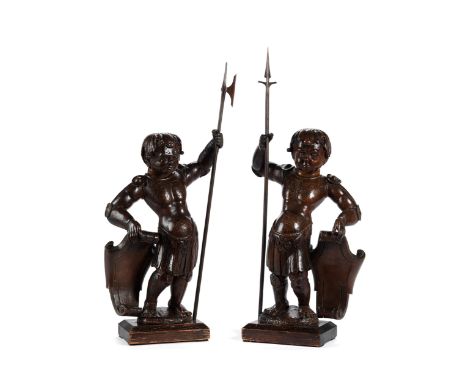 Paar wehrhafte PuttiHöhe inkl. Sockel und Lanze: ca. 58 cm.Italien, um 1580.In Nussbaum geschnitzt und patiniert. Offensichtl