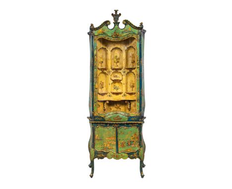 Chinoise Vitrine211 x 82 x 37 cm.Venedig, erste Hälfte 18. Jahrhundert.In Holz gefertigt, gefasst, mit Pastiglia-Reliefs vers