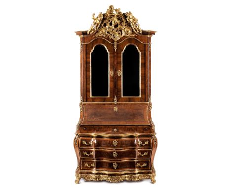 Louis XV-Spiegelschreibkommode274 x 122 x 71 cm.Skandinavien, um 1750.Über vier vergoldeten Rollwerkfüßen die lambrequinartig
