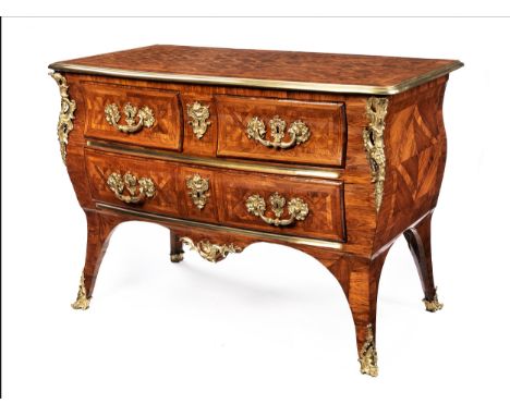 Französische Régence-Kommode84 x 113 x 61 cm.Frankreich, um 1700/1710.In à jour gearbeiteten, wohl jüngeren Bronzesabots steh